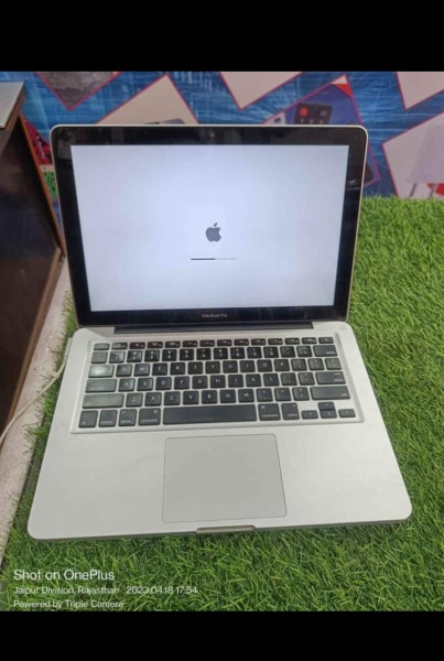 Laptop - Apple
