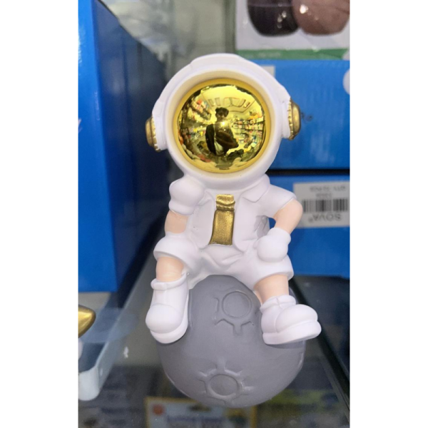 Showpiece Statue - Generic