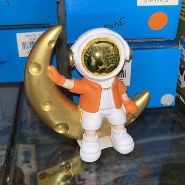 Showpiece Statue - Generic